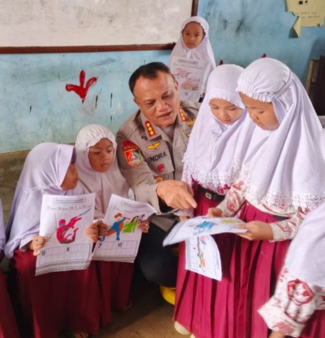 Polda Riau Lakukan Trauma Healing  untuk Anak-anak Korban Bencana Agam 